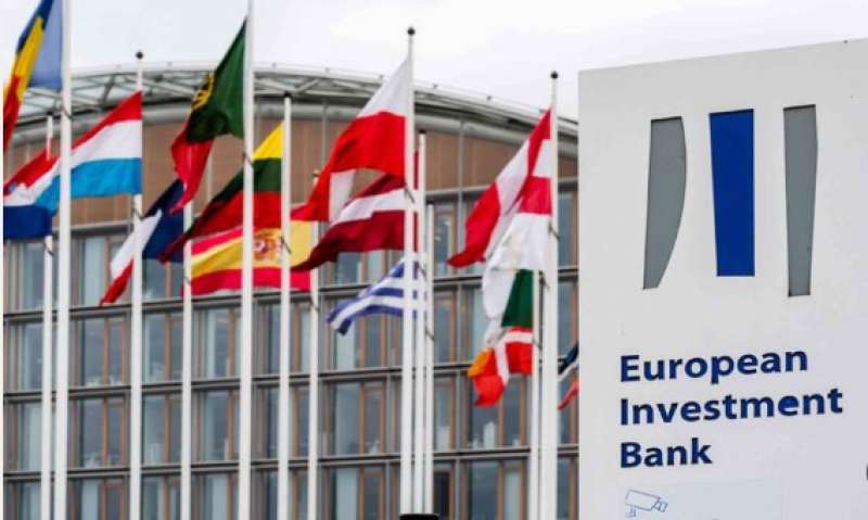 بنك الاستثمار الأوروبي يضخ أكثر من 70 مليون يورو لتحديث التعليم والنقل في صربيا