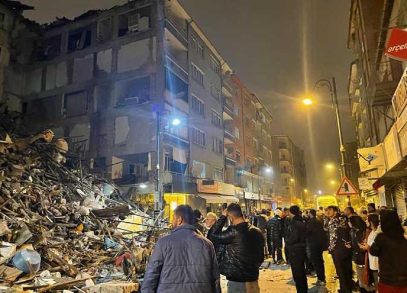 أرودغان: الزلزال أكبر كارثة تشهدها البلاد منذ 1939.. وارتفاع عدد الضحايا إلى 912 شخصًا