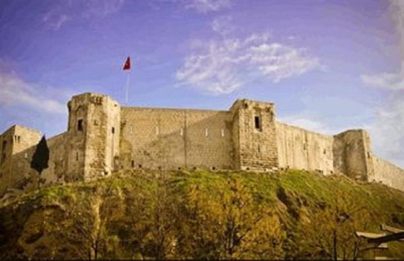 انهيار أجزاء من قلعة غازي عنتاب التاريخية جراء الزلزال الذي ضرب تركيا