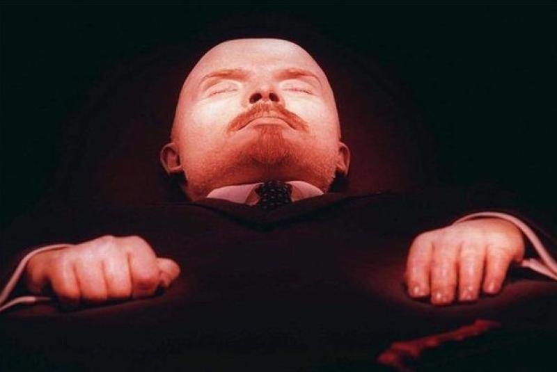 مخمور يحاول سرقة جثة مؤسس الاتحاد السوفيتي «لينين» المحنطة في موسكو