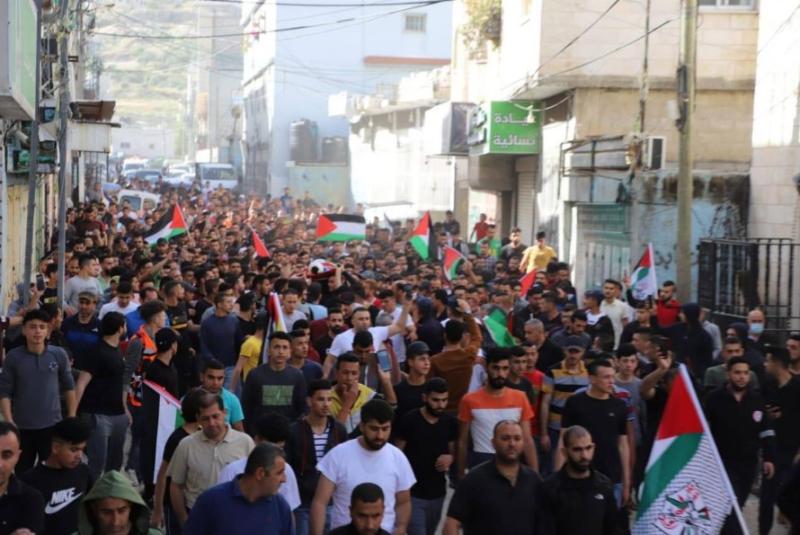 الفلسطينيون يشيعون جثمان شهيد مُخيم ”عسكر” في نابلس