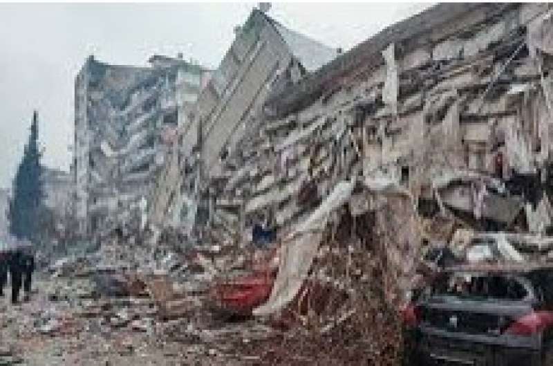 ارتفاع عدد ضحايا الزلزال في تركيا إلى 7108 قتلى و40910 جرحى