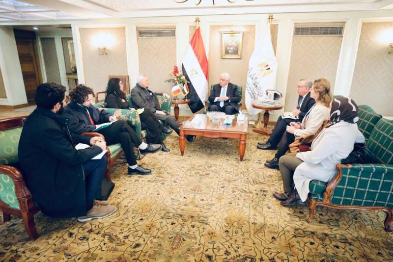 وزير التعليم العالي يلتقي سفير فرنسا بالقاهرة لبحث التعاون المشترك بين البلدين