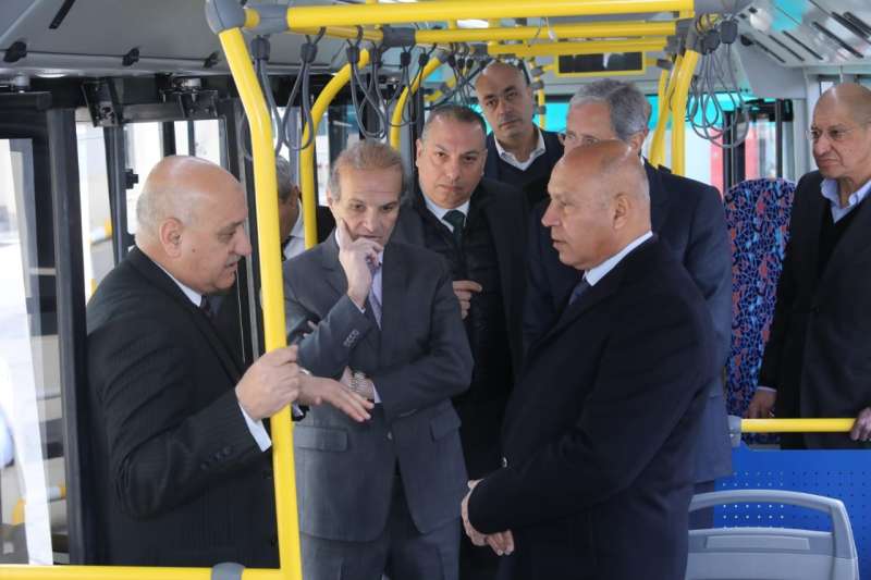 وزير النقل يزور مصنع MCV لتفقد النموذج الأولي لأوتوبيسات BRT التي تعمل بالكهرباء صديقة البيئة