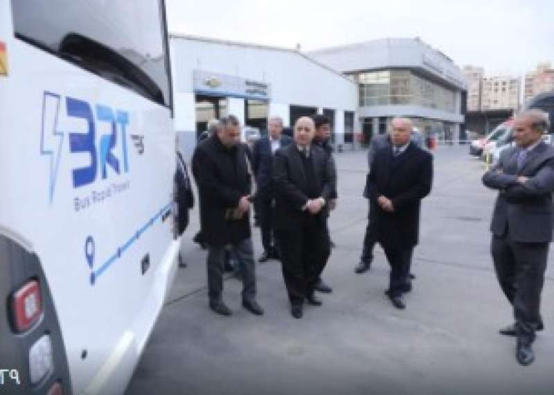 وزير النقل يزور مصنع MCV لتفقد نموذج الأوتوبيس الكهربائي BRT