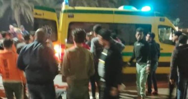 إصابة 15 شخص فى تصادم مينى باص بسيارة نقل فى المحلة