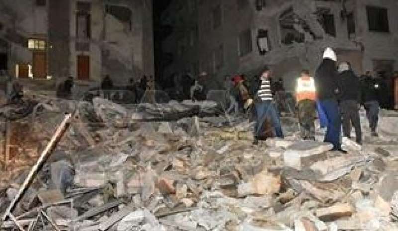 رئيس الوزراء اليمني يوجه بصرف دعم عاجل للمتضررين من زلزال تركيا