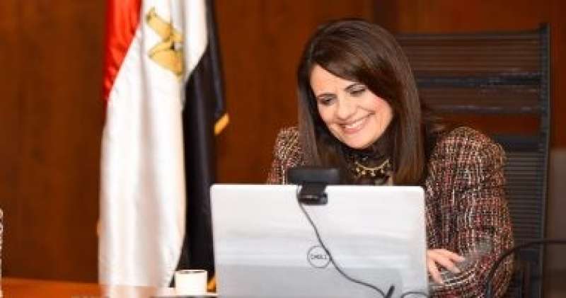 وزيرة الهجرة: لا نمانع رفع أى شرط أمام المصريين بالخارج لاستيراد سيارة معفاة