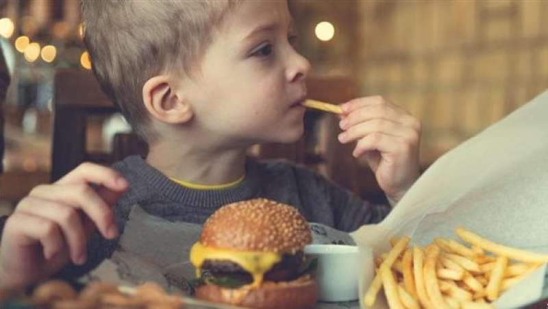 استشاري أورام الأطفال تُحذر من تناول المواد الحافظة والوجبات السريعة واللحوم المصنعة .. فيديو