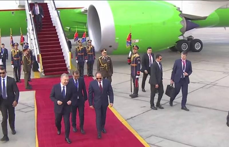السيسي يستقبل رئيس أوزبكستان بمطار القاهرة (فيديو)