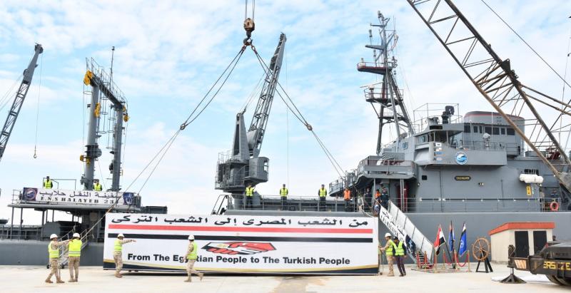 مصر ترسل قافلة تتضمن مئات الأطنان من المساعدات لسوريا وتركيا بحرًا (صور)