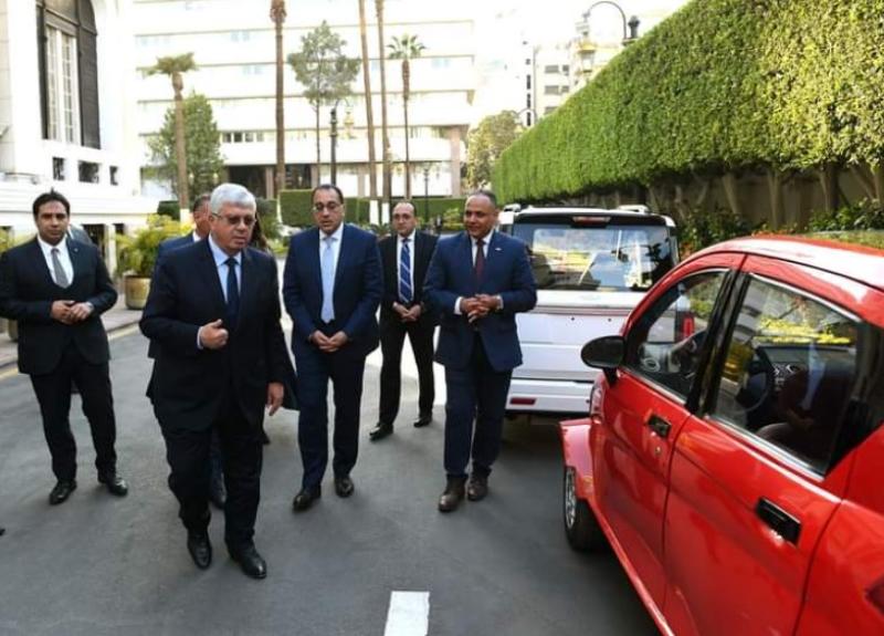 رئيس الوزراء يتفقد نماذج تصنيع سيارة كهربائية مصرية (صور)