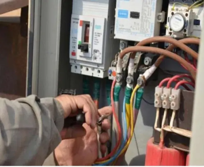 حبس مواطن 3 سنوات وإلزامه بدفع 2 مليون جنيه غرامة بسبب سرقة التيار الكهربائى