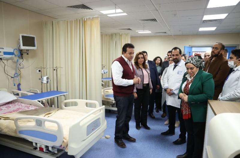 وزير الصحة يشيد بأنتظام سير العمل بمستشفي راس البر ويوجه بزيادة المساحات الخضراء (صور)