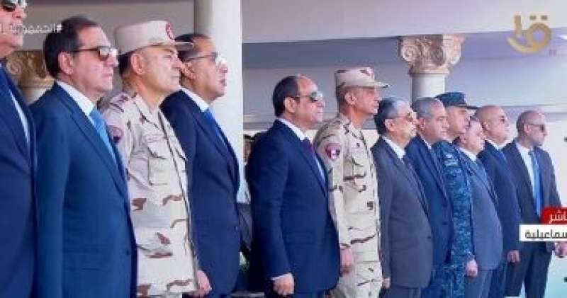الرئيس السيسي والمشاركون فى تفقد اصطفاف معدات تنمية سيناء يقفون دقيقة حداد