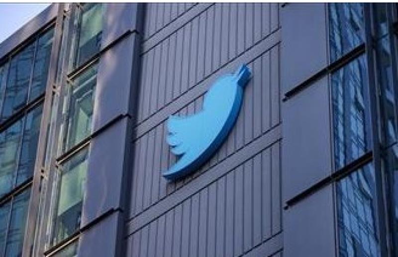 «تويتر» تسرح عشرات الموظفين