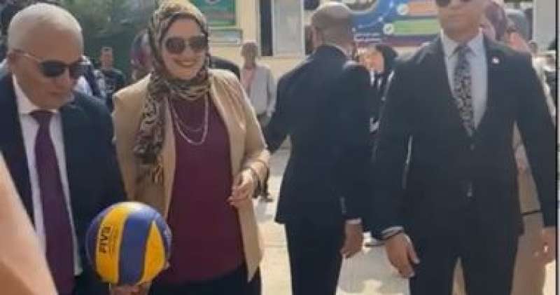 وزير التعليم يلعب كرة طائرة مع طالبات مدرسة الشهيد يسرى عميرة بالقاهرة