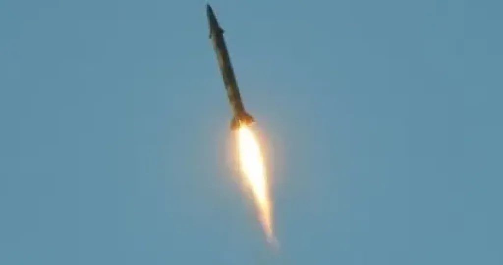 صفارات الإنذار تدوى بوسط وجنوب إسرائيل بعد إطلاق صواريخ إيرانية