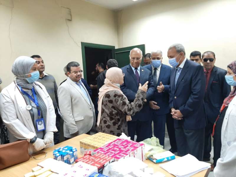محافظ القليوبية ورئيس جامعة بنها يتفقدان القوافل الطبية بقرية العكرشة بمركز الخانكة