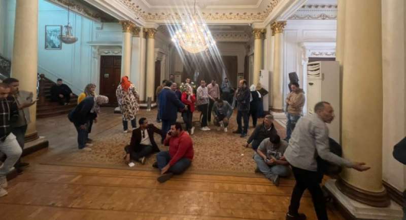 هروب رئيس الوفد من الباب الخلفي للحزب بسبب اعتصام الصحفيين