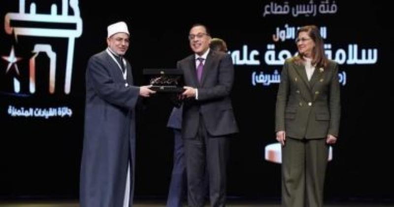 رئيس الوزراء يكرم رئيس جامعة الازهر