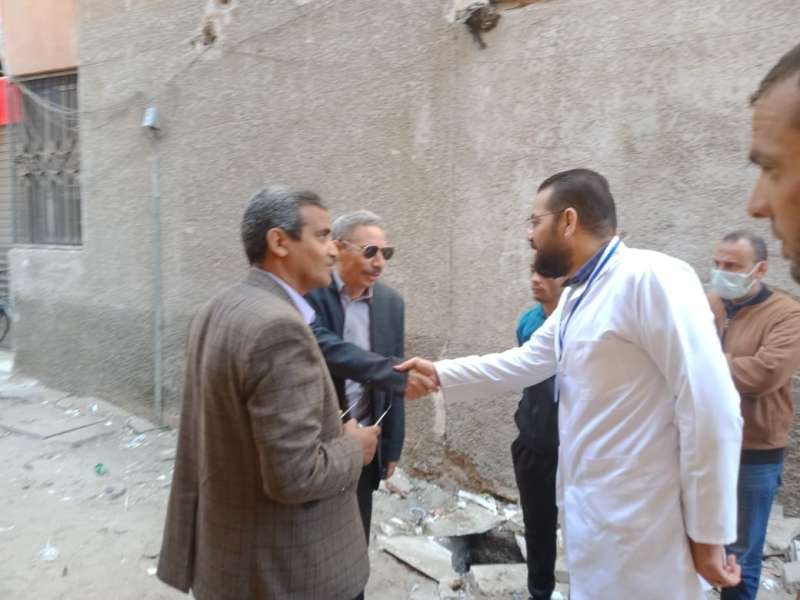 المنيا.. رئيس مركز أبوقرقاص يتفقد إنشاء مظلات ومقاعد للمواطنين أمام التأمين الصحي