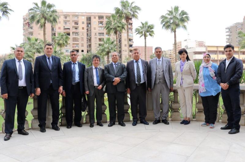 نائب وزير الزراعة الأوزباكستاني يزور مركز بحوث الصحراء