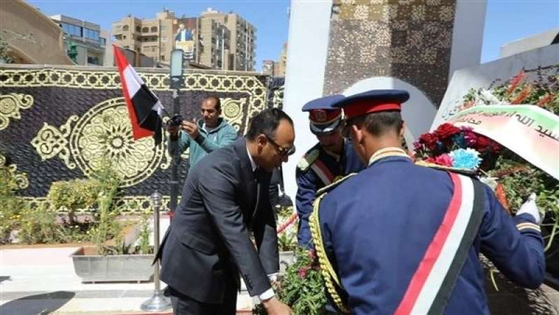 نائب محافظ المنيا يضع إكليلا من الزهور على النصب التذكاري بمناسبة العيد القومي 104
