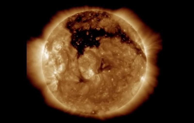 ظهور ثقب ضخم في الشمس يهدد كوكب الأرض (تفاصيل)