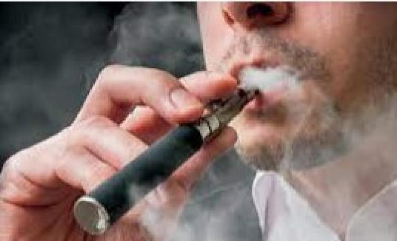 «38 مادة كيميائية سامة».. دراسة علمية تحذر من السجائر الإلكترونية