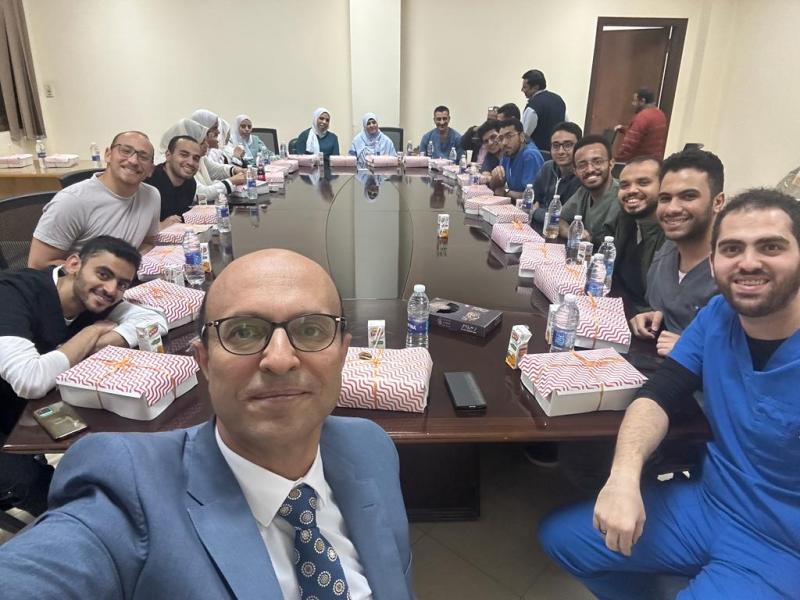 رئيس جامعة أسيوط يشارك الأطقم الطبية والعمال المناوبين بمستشفى القلب وجبة الإفطار