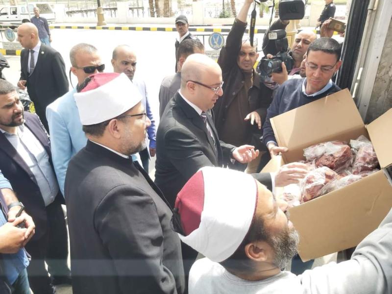 وزير الاوقاف يسلم كمية من اللحوم لمحافظ بنى سويف