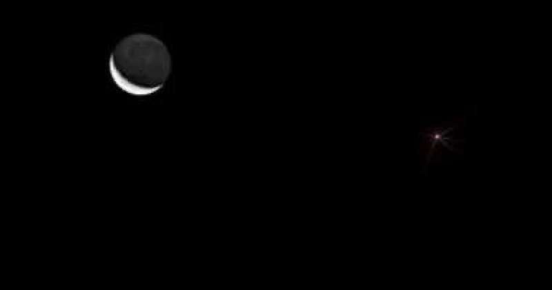 الليلة.. القمر يقترن مع كوكب الزهرة في مشهد فلكي بديع يرى بالعين المجردة