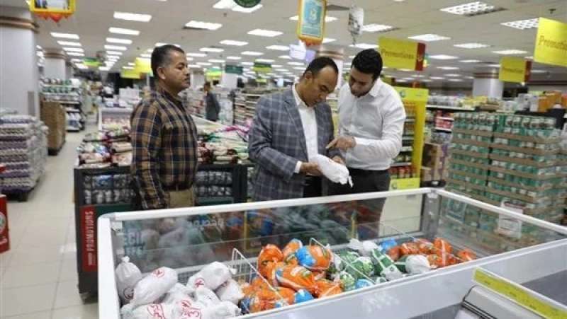 نائب محافظ المنيا يتفقد عددا من السلاسل التجارية لبيع المواد الغذائية بمدينة المنيا الجديدة