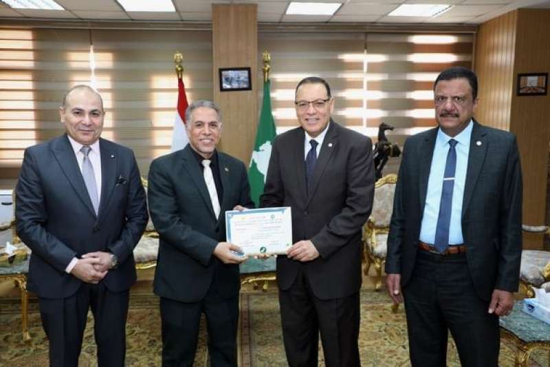 محافظ الشرقية  يكرم الاطباء البيطريين لاجتيارهم دورة انفلونزاالطيور