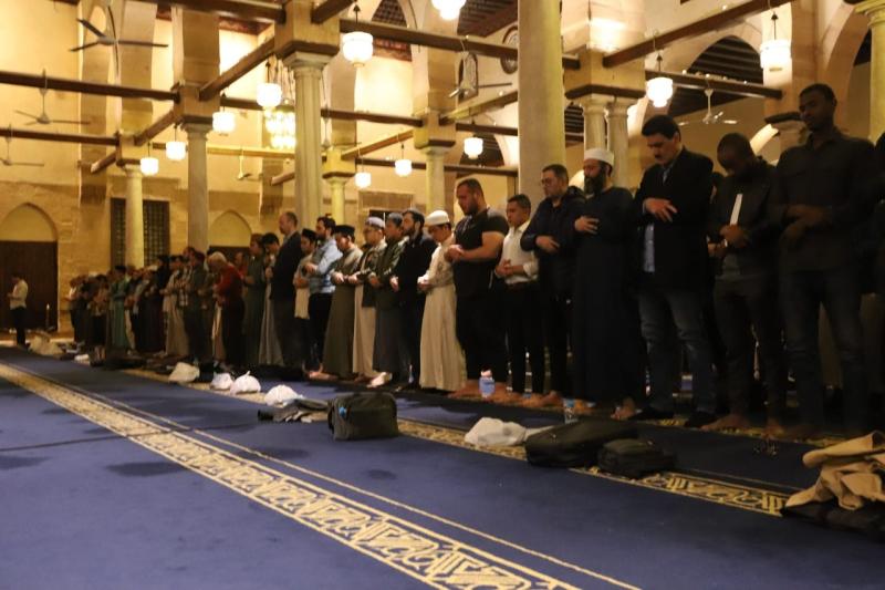 في الليلة العاشرة.. آلاف المصلين يؤدون العشاء والتراويح في الجامع الأزهر