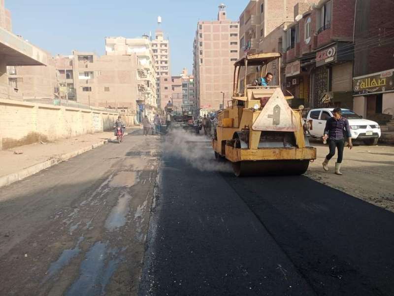 بدء أعمال الرصف لشارع العرفانى بمدينة ملوى بالمنيا