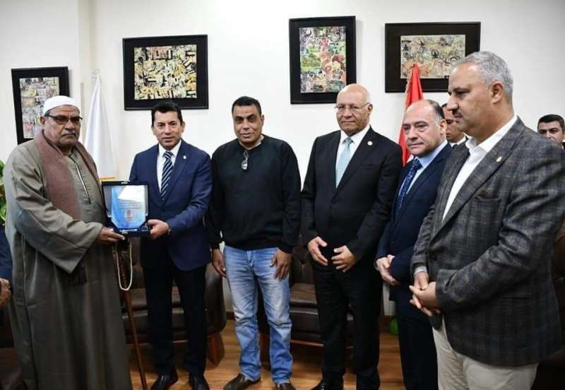 وزير الشباب والرياضة يكرم اسرة الشهيد سليمان علي سليمان بالقليوبية