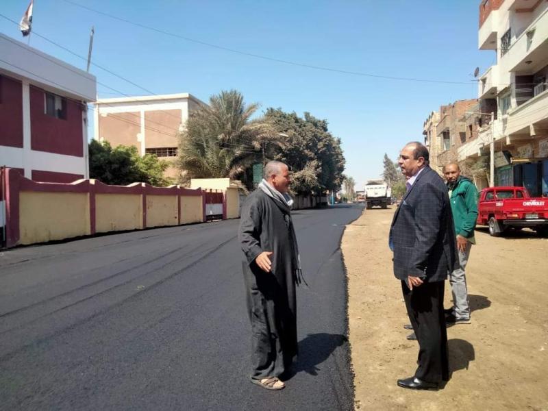 رئيس مدينة سمسطا ببنى سويف يشرف على خطة رصف الشوارع ويتابع الموقف الخدمي بالقرى