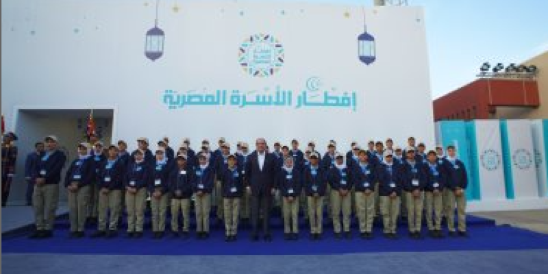 الرئيس السيسى يلتقط صوره تذكارية مع أطفال الأسمرات