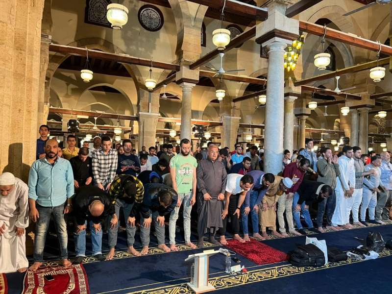 آلاف المصلين يؤدون العشاء والتراويح في الجامع الأزهر