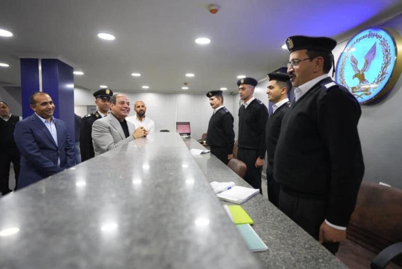 المتحدث الرئاسي ينشر صور زيارة الرئيس السيسي المفاجئة لقسم شرطة مدينة نصر أول