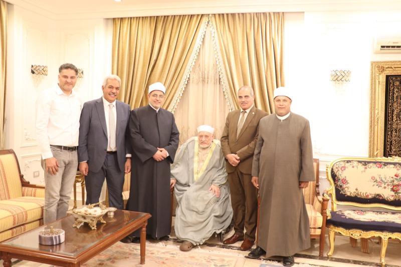 جانب من زيارة رئيس جامعة الازهر للدكتور احمد عمر هاشم بمنزلة