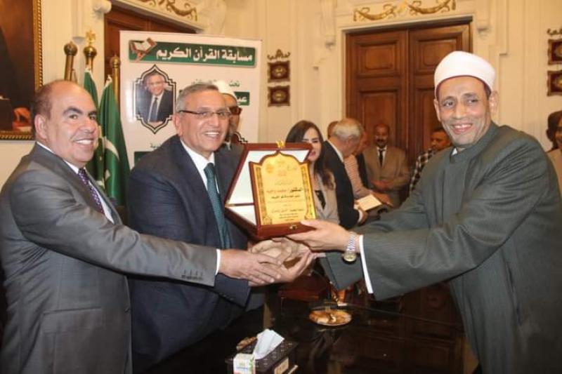 ”عبدالسند يمامة” رئيس حزب الوفد يكرم حفظة القرآن الكريم