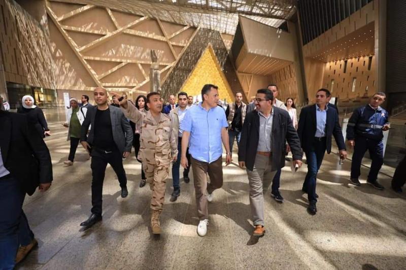 وزير السياحة والآثار يقوم بجولة تفقدية بالمتحف المصري الكبير