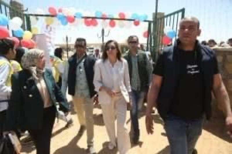 وزيرة الثقافة توجه بتسيير قوافل المكتبات المتنقلة لقرية شهداء الروضة بشمال سيناء