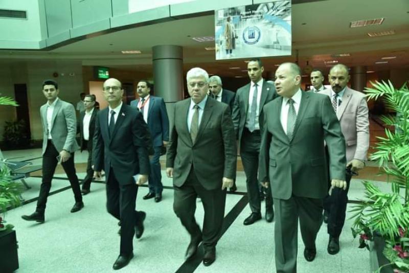 رئيس جامعة أسيوط يستقبل  وزير التعليم العالي دكتور محمد أيمن عاشور بمطار أسيوط
