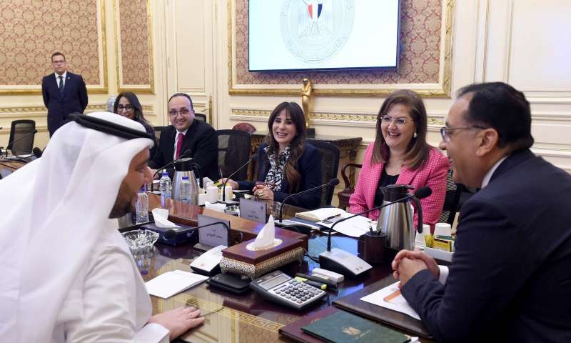 رئيس الوزراء يلتقى رئيس مجلس إدارة شركة أبوظبي القابضة لبحث عدد من الفرص الاستثمارية