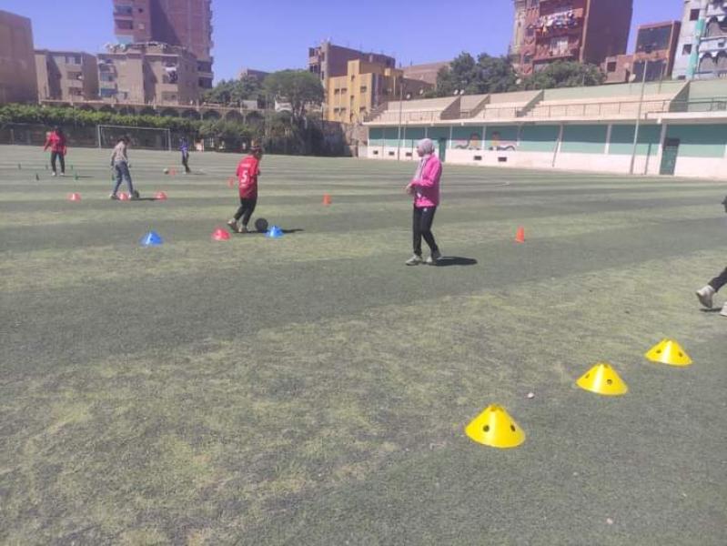 تدريبات مشروع اللقاءات الرياضيه للفتيات ”الف بنت الف حلم” فى خماسي كرة قدم بأسيوط