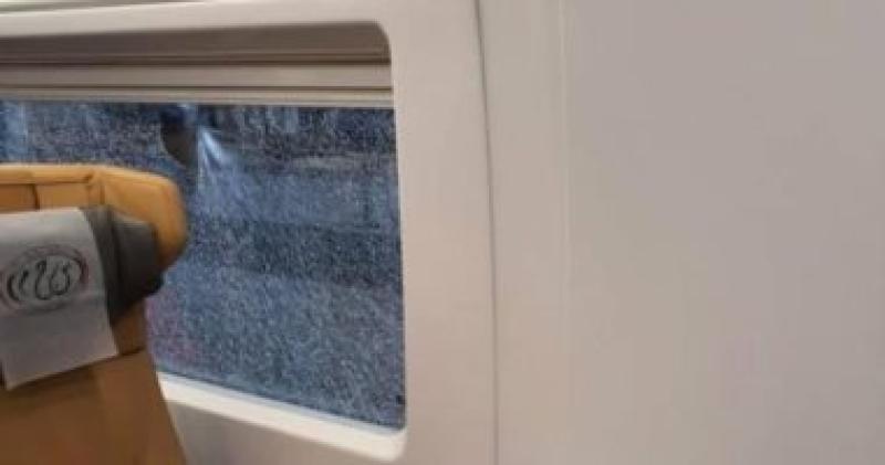 كسر زجاج نافذة قطار تالجو